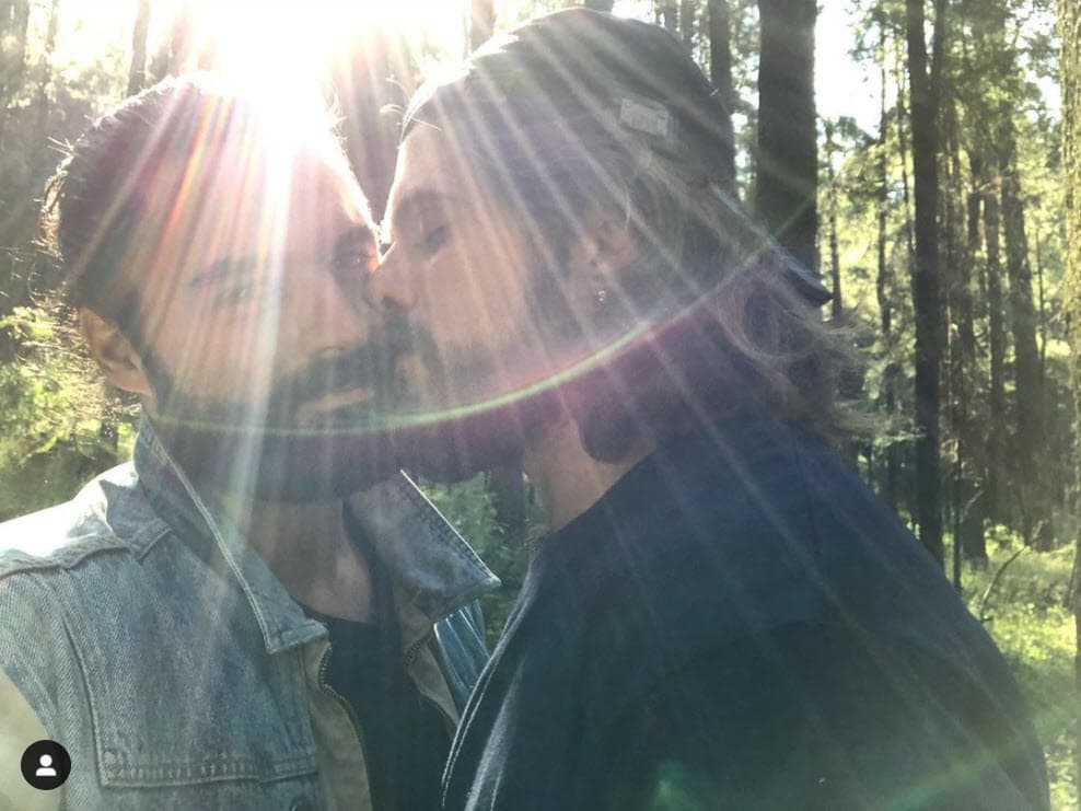 El 26 de enero, el actor
<b>Aldo Guerra</b>, hijo del fallecido Rogelio Guerra, compartió esta imagen para presentar a su novio, el artista plástico
<b>Óscar Valenzuela</b>.
<br>