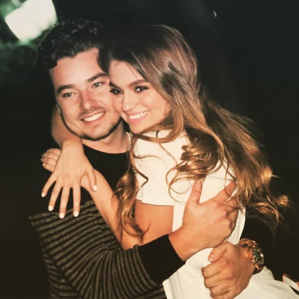 En su cuenta de Instagram, el galán le dedicó un lindo mensaje a su novia: "Eres la historia más bonita que el destino escribió en mi vida. HAPPY BIRTHDAY AMOR ! 🎊🎈🎉🎊🎈🎁🎈🎊🎉🎊🎈🎁 que seas muy feliz siempre".