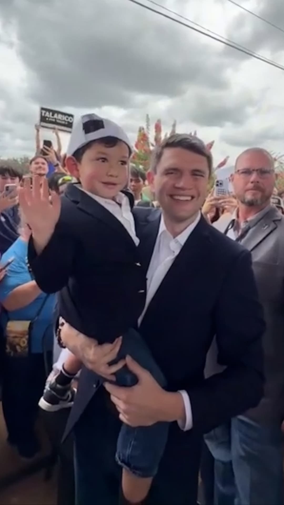 Un niño se disfraza de James Talarico y lo conoce en un mitin