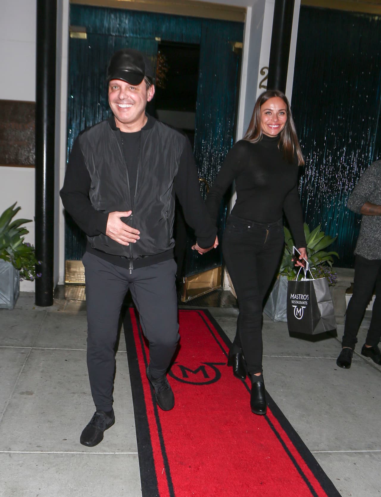 Los paparazzi lo encontraron saliendo del popular restaurante Mastro's en Beverly Hills.