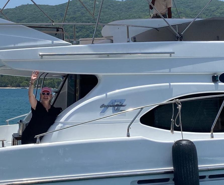 Mientras él pone a prueba sus habilidades sobre el agua, ella disfruta arriba del yate. 
<br>