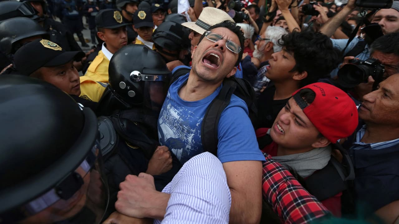 Peña Nieto da el 'Grito' de independencia mientras reclaman su renuncia con una marcha