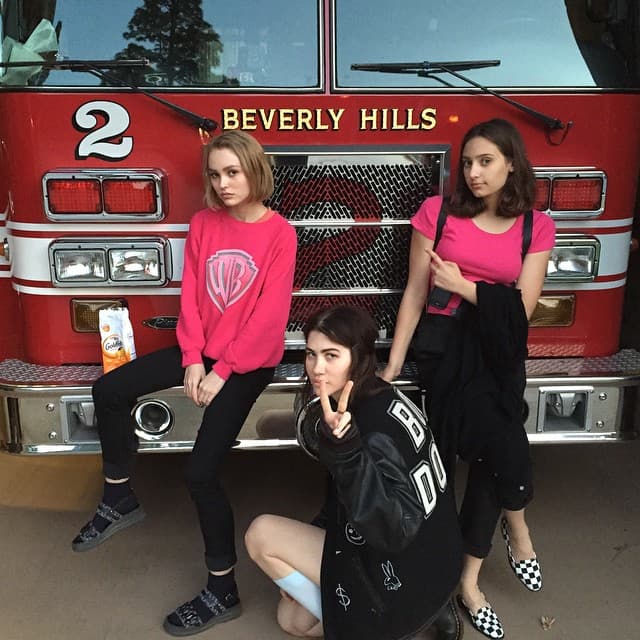 Lo mejor que puedes hacer es reflejar que te sientes cómoda y feliz con lo que traes puesto, pues se reflejara en tu actitud.