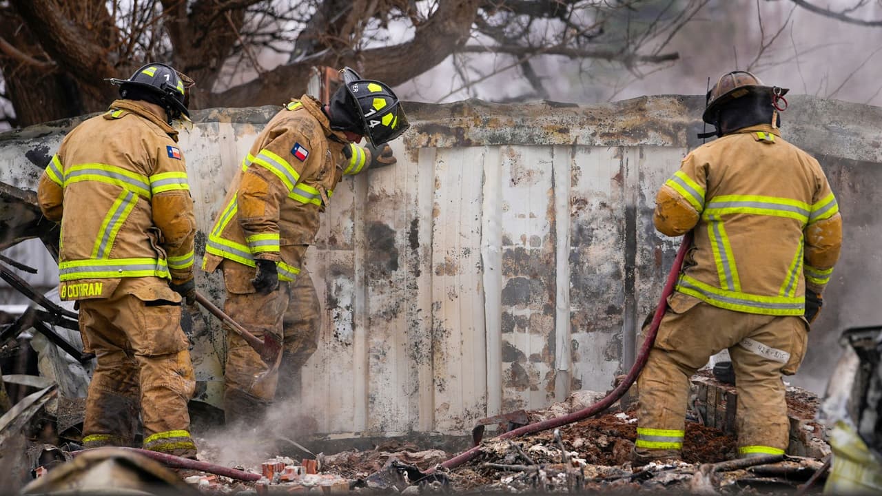 El desastre comenzó 
<b>aproximadamente 60 millas al norte de Amarillo, en el condado de Hutchinson, el 26 de febrero</b>, y se propagó rápidamente a través de los condados vecinos, dejando una estela de destrucción a su paso. Hogares fueron reducidos a cenizas, y lamentablemente, 
<b><a href="https://www.univision.com/local/dallas-kuvn/confirman-la-muerte-de-una-mujer-mayor-en-los-incendios-en-smokehouse-creek-video" target="_blank">dos residentes perdieron la vida en las ciudades cercanas de Stinnett y Canadian</a></b>. Además de las vidas humanas perdidas, el incendio también se cobró 
<b>la vida de miles de cabezas de ganado</b>.