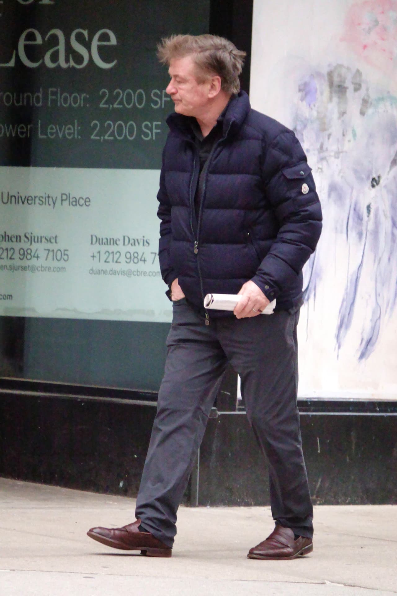 Al ser perseguido por los paparazzi, Baldwin hacía gestos mientras caminaba rápido.