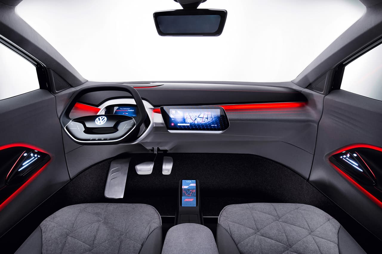 <b>Volkswagen I.D. Crozz Concept</b>
<br>El techo panorámico se ilumina por dentro con luces de LED’s. El volante es ajustable eléctricamente y retráctil. Incluye una pantalla de 10.2 pulgadas en el tablero. Las luces ambientales cambian según elmodo de manejo, por ejemplo en modo de conducción normal la iluminación ambiental es color azul.