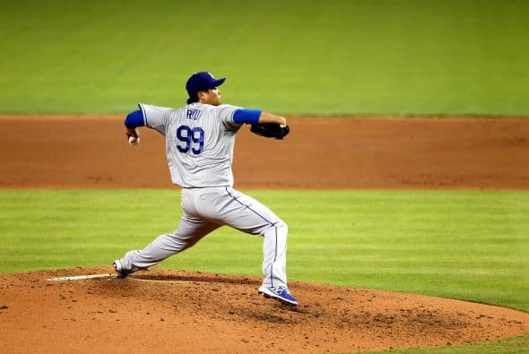 El pitcher de los Miami Marlins, José Fernández, se robó el show durante el esperado juego contra los muy calientes Los Angeles Dodgers, al dejar al jardinero Yasiel Puig 0-3 con un ponche y venciendo a los indomables Dodgers 6-2. Puig tuvo un fin de semana alegre, compartiendo con Lebron James y se paseó por el estadio de los Marlins ante 27,127 fanáticos, el tercer número mayor de asistentes en la temporada, pero terminó 0-5 con dos ponches. Fernández y Puig, ambos cubanos desertores, ambos novatos, en equipos distintos, podrían estar disputando el título del Novato del Año de las Grandes Ligas. Entra y Vota aquí por el mejor de los dos.