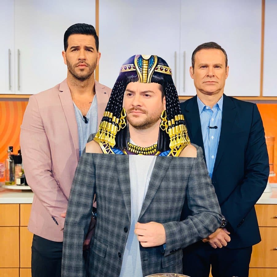 De cómo nos entretenemos dio fe Ramsés Sandoval, el llamado 'faraón de los deportes', bien custodiado por sus guardias Yisus y Alan.