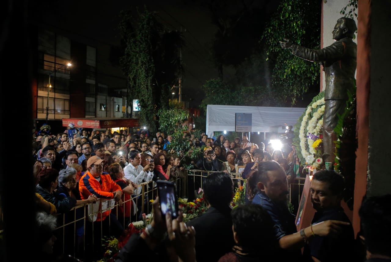 Su carrera en solitario comenzó con un sencillo llamado "La nave del olvido" o "El barco de los olvidados" y alcanzó su punto máximo en la década de 1980 con álbumes en colaboración con el compositor y productor español de canciones de amor Manuel Alejandro.
<br>
