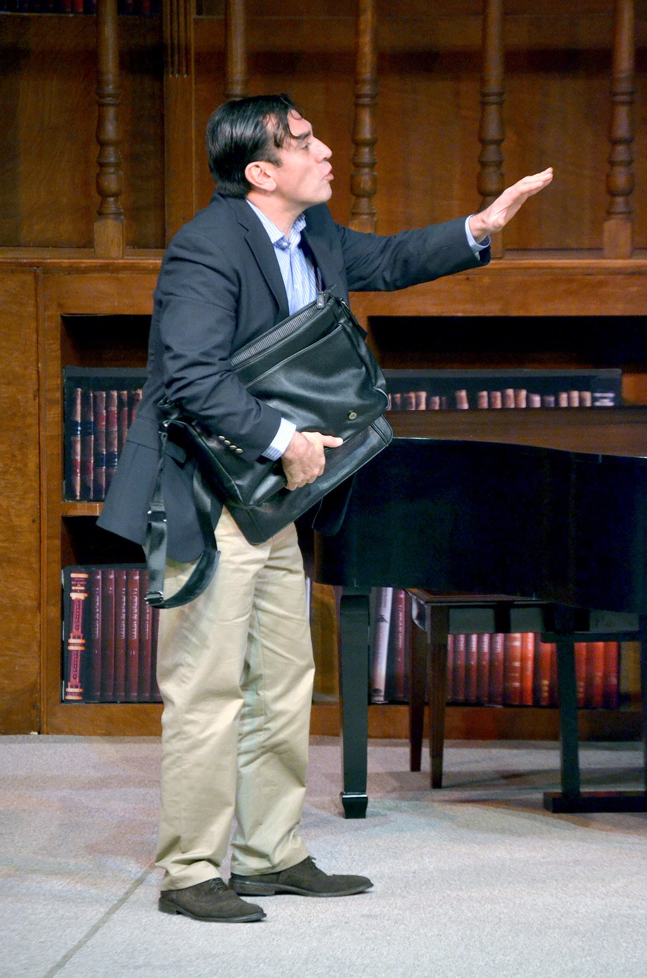 Su carrera también comprende varias obras de teatro, la primera de ellas en
<b>'Aventurera'</b>, posteriormente en
<b>'Perfume de gardenias'</b>
<i>,<b> '</b></i>
<b>Mi corazón es tuyo'</b> y
<b>'Variaciones enigmáticas'</b>.