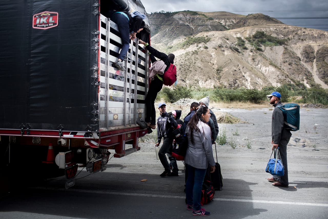 Parte de los más de 800 kilómetros que separan Rumichaca (en la frontera de Ecuador y Colombia), y Huaquillas (en la frontera con Perú), las hacen andando o con la ayuda de las 'mulas': camiones que paran para llevarles una parte del recorrido.