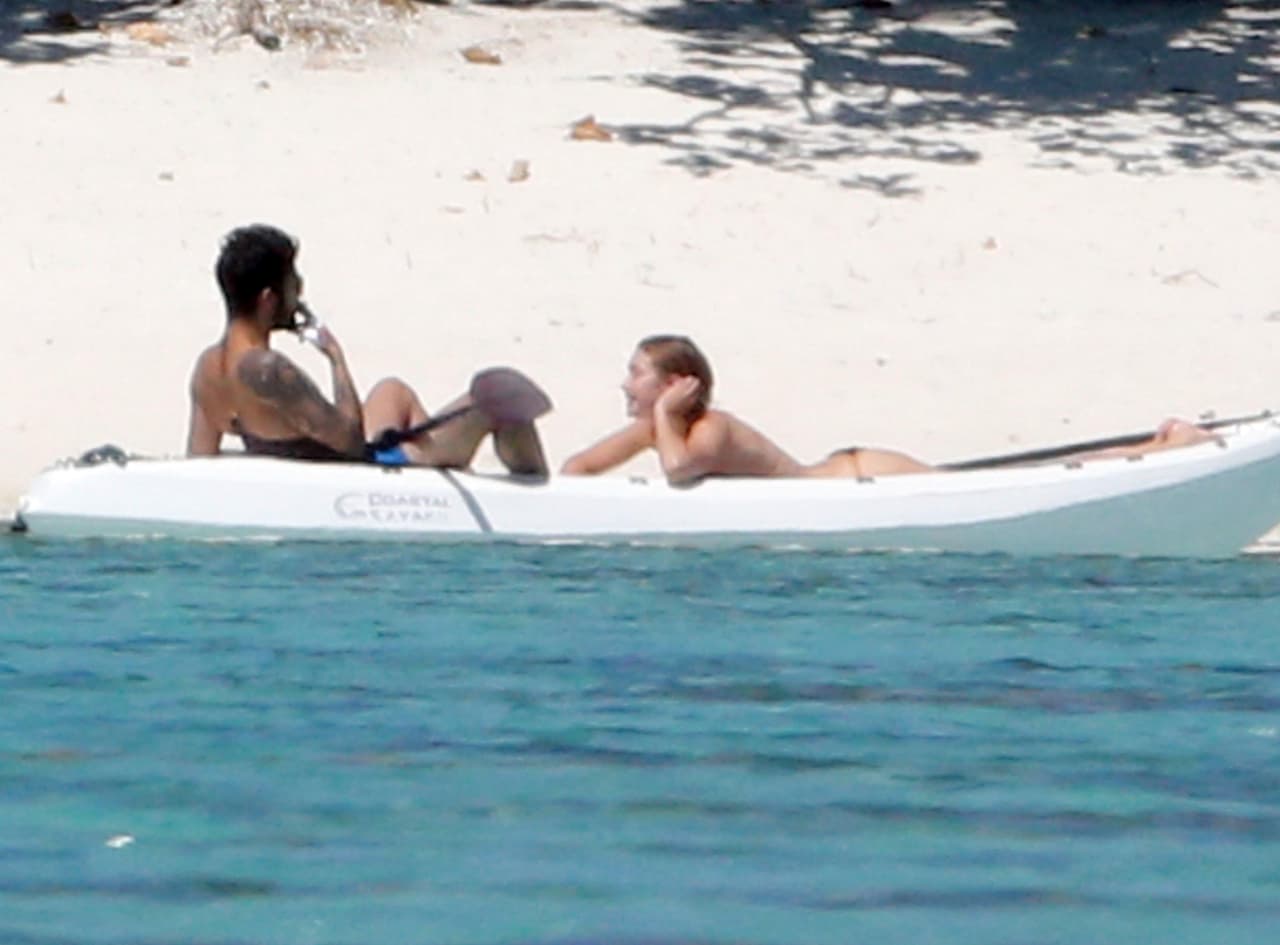 La súper modelo se recostó para broncearse.