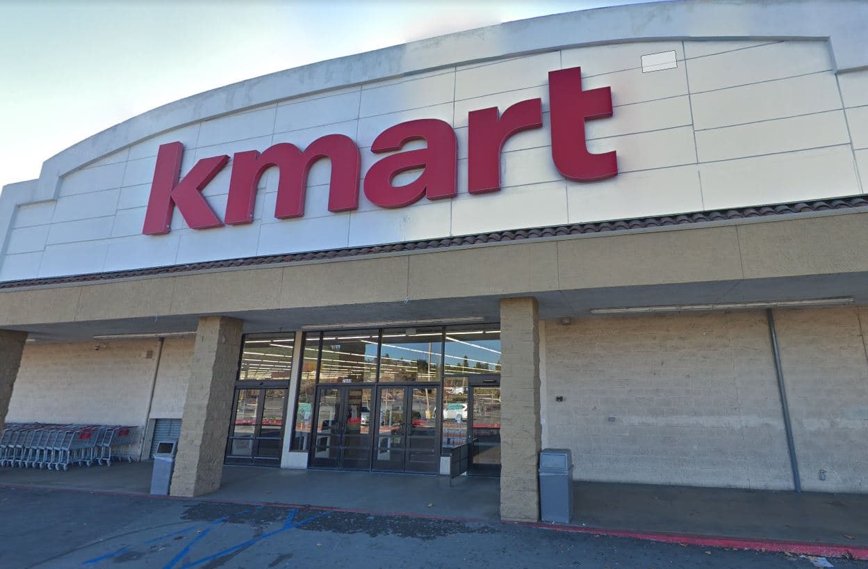 Gerente de Kmart en Arecibo llora tras anunciar el cierre de la tienda