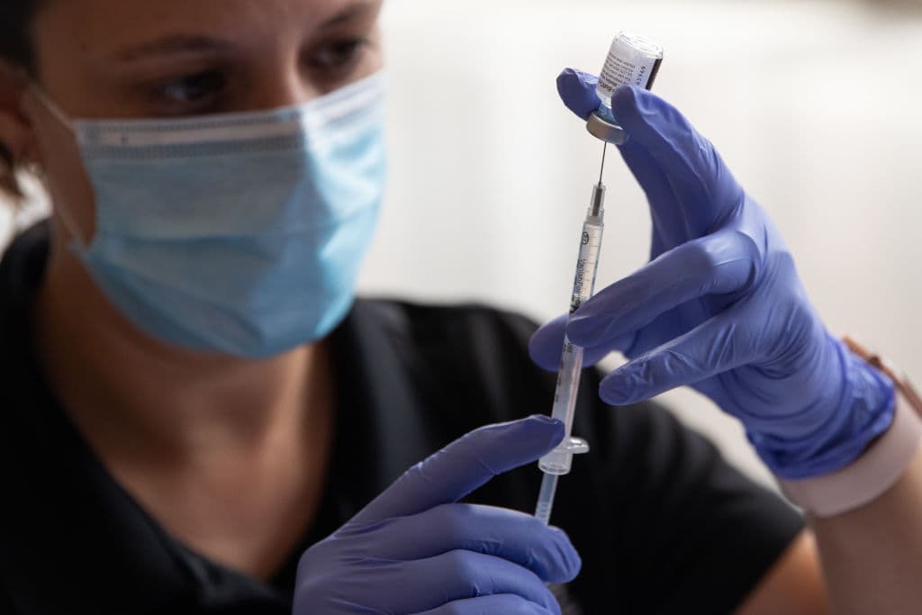 Vacunas de refuerzo contra covid-19 aún no son necesarias para la población general, según funcionarios de la FDA y otros científicos