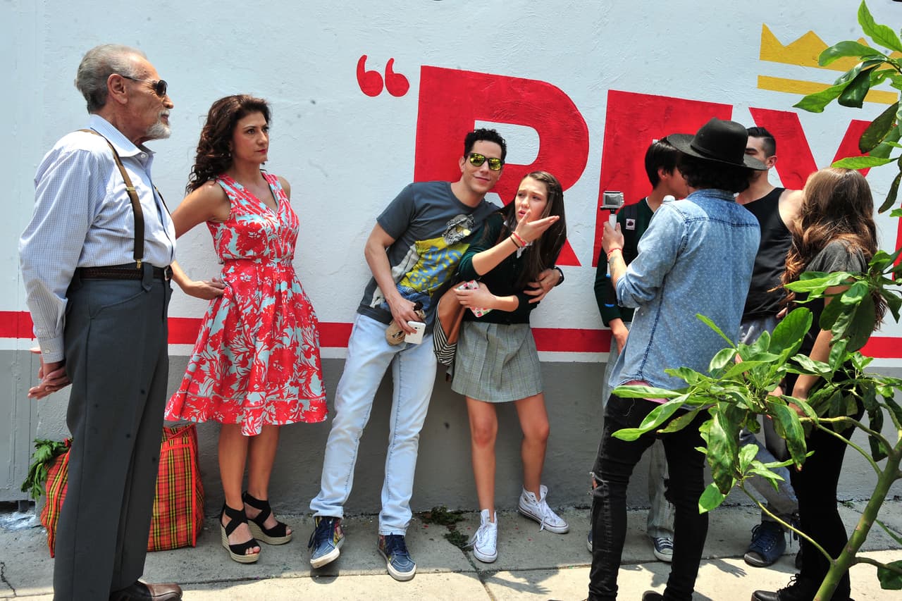 Como ya es costumbre del productor, sorprendió a los medios de comunicación con una breve representación con los personajes principales.