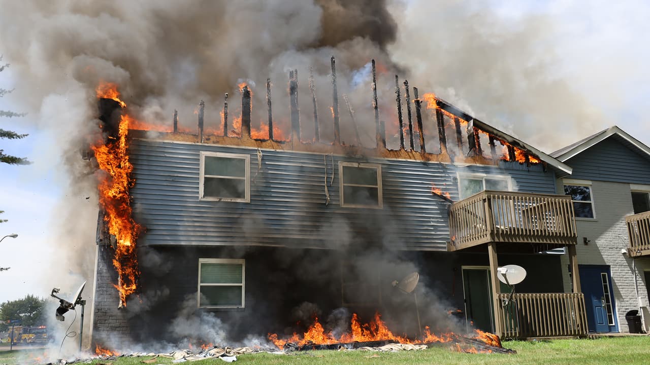 Las autoridades investigaban las causas del incendio que terminó por consumir el inmueble de dos pisos.