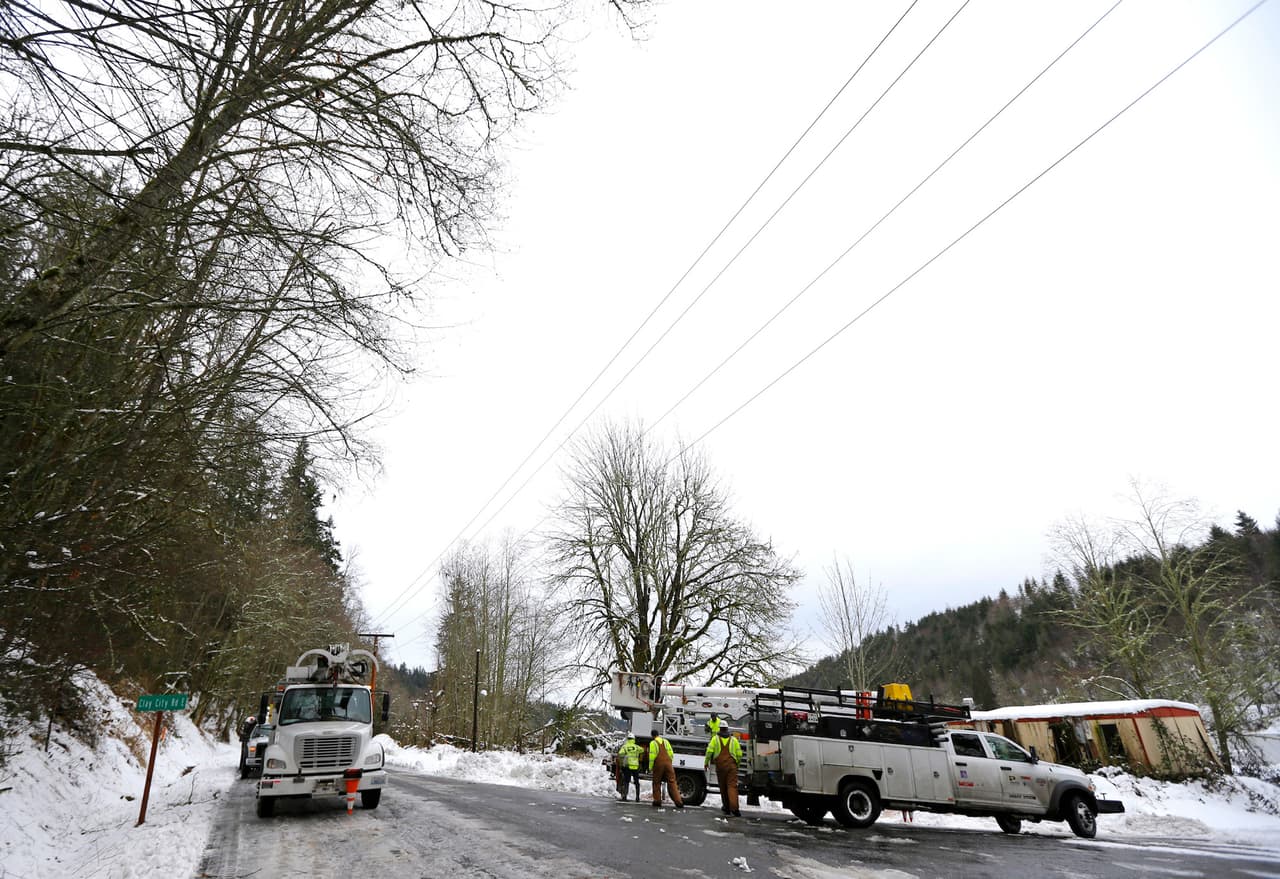 Trabajadores removiendo la nieve acumulada en las vías de circulación