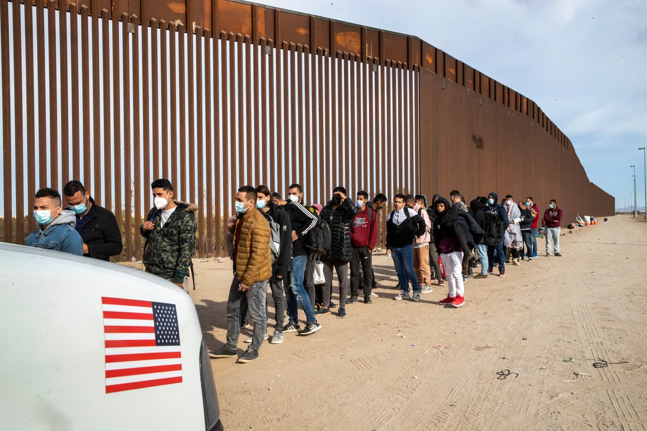 Inmigrantes hacen fila tan pronto llega un vehículo de la Patrulla Fronteriza para ser procesados y pedir asilo, otros prefieren no esperar y solo continuar su camino a su lugar de destino, donde familias o amigos los esperan.