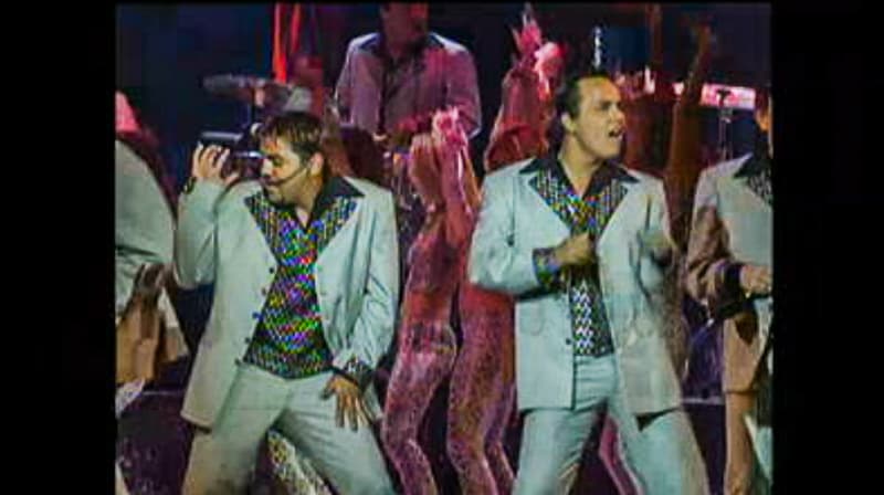 ¡Todos moviendo la cadera con la Banda El Recodo! Los sinaloenses interpretaron 'Yo sé que te acordarás' y 'Moviendo la cadera'. Estuvieron nominados en esa entrega a Grupo Regional Mexicano del Año, sin éxito.