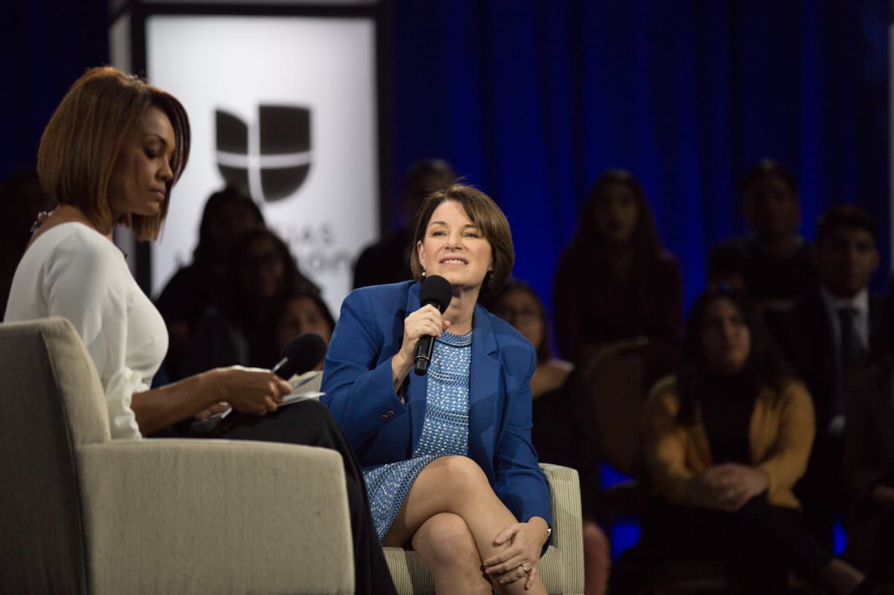 "Una mujer puede aportar mucho", aseguró Klobuchar. "Lo que ofrezco como mujer fuerte es (mi capacidad) de ganar en distritos difíciles", añadió.