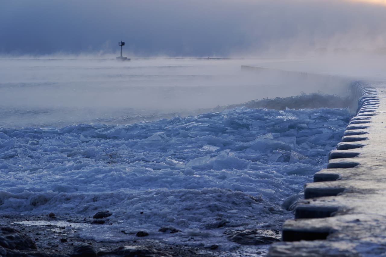 Caminar sobre el hielo del lago Michigan pone vidas en peligro, advierten autoridades