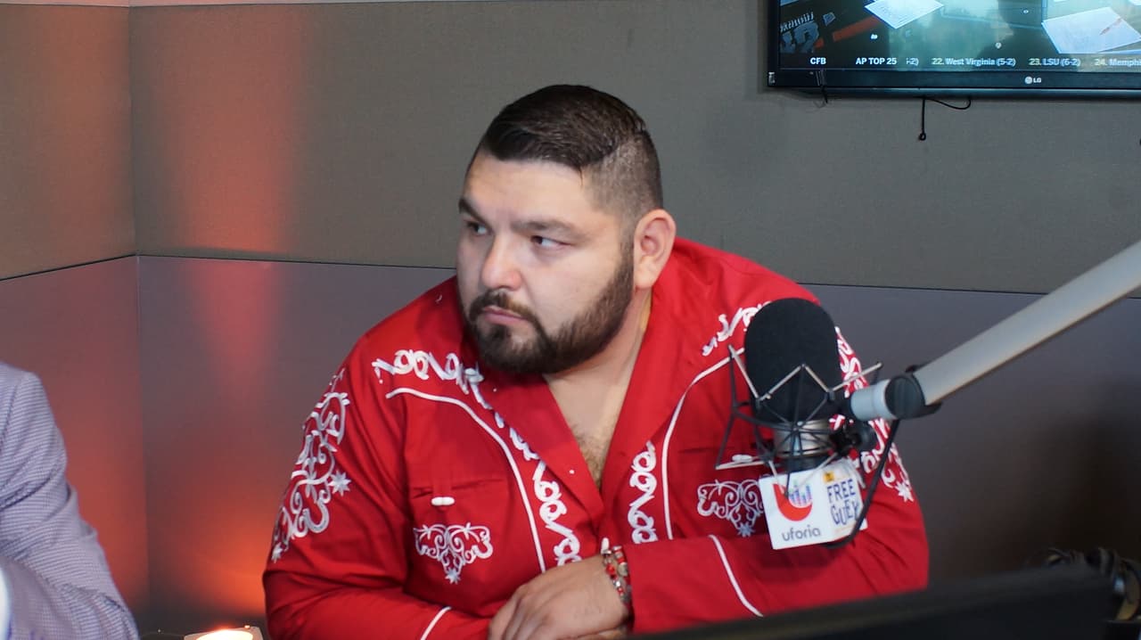 🎶 "¡Qué milagro chaparrito, ya tenía que no nos vemos!" 🎶 Así recibieron a Jorge Medina los locutores del Free-guey show.