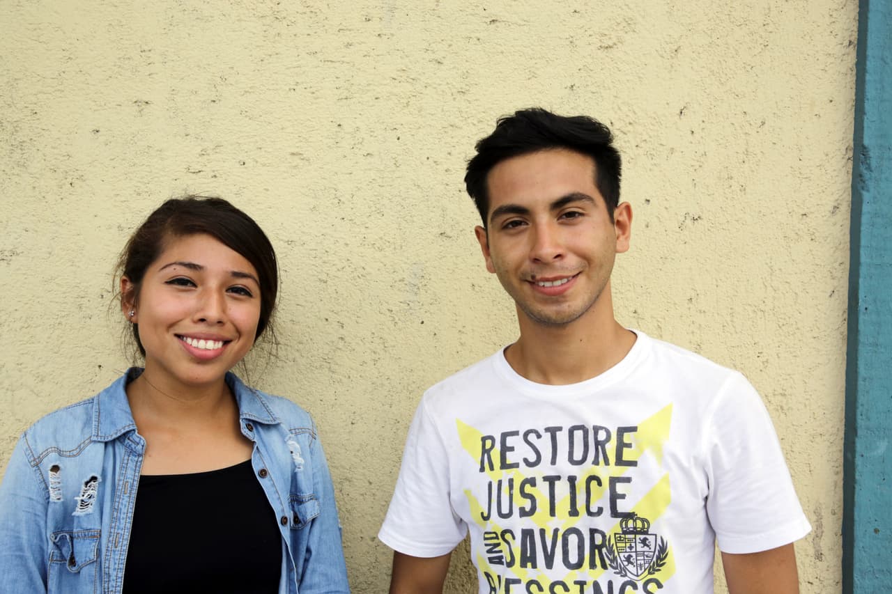 <b>Bryan Tader Amador (19 años) y Vanessa Hernández (20 años), Matamoros, Tamaulipas. </b>Su corta edad no impide que Bryan Tader Amador y Vanessa Hernández estén hartos del funcionamiento de la política mexicana. "Solo buscan satisfacer cosas mínimas y la gente se deja (...) siento decepción", dice Tader, quien apenas ha votado en una elección local por el PRI. Ahora marcará la boleta a favor de Morena porque considera que demuestra en su discurso "más compromiso con la gente". Por su parte, Hernández era seguidora del Partido de Acción Nacional (PAN), pero también le dio la espalda y votará por Morena, porque cree que "le hará bien al país, mejorará la seguridad, bajará los impuestos y apoyará a los jóvenes".