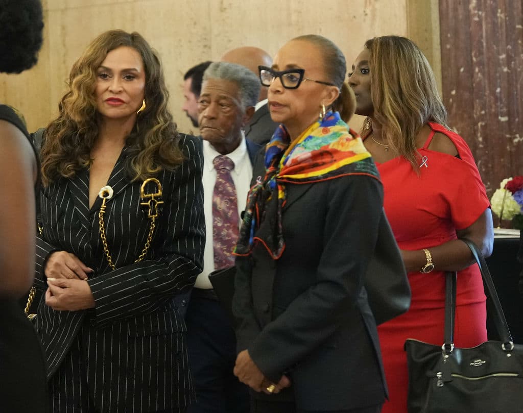 Además de líderes políticos, otras personalidades asistieron a los eventos en Houston en memoria de Jackson Lee. A la extrema izquierda,
<b><a href="https://www.univision.com/famosos/beyonce-y-su-hija-blue-ivy-al-rescate-de-las-victimas-del-huracan-harvey-fotos#75ef98b30000" target="_blank"> la madre de la artista Beyoncé, Tina Knowles</a></b>, fue personalmente a dar el pésame a la familia.