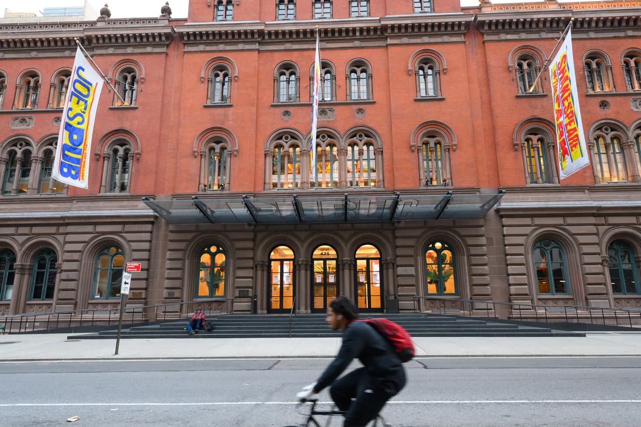 El
<b>Public Theater</b> de Manhattan ofrecerá membresías gratuitas a quienes se vacunen, según el alcalde Bill de Blasio. Visita
<a href="https://publictheater.org/">publictheater.org</a>.