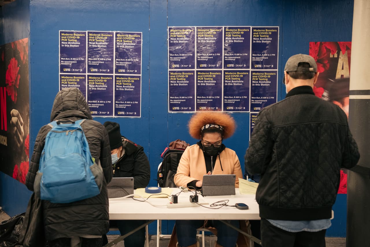 Es importante revisar el horario de pruebas y vacunación, pues mientras que algunos centros operarán de lunes a domingo, otros lo harán sólo hasta el viernes; eso sí, el 1 de enero, todos estarán cerrados.
