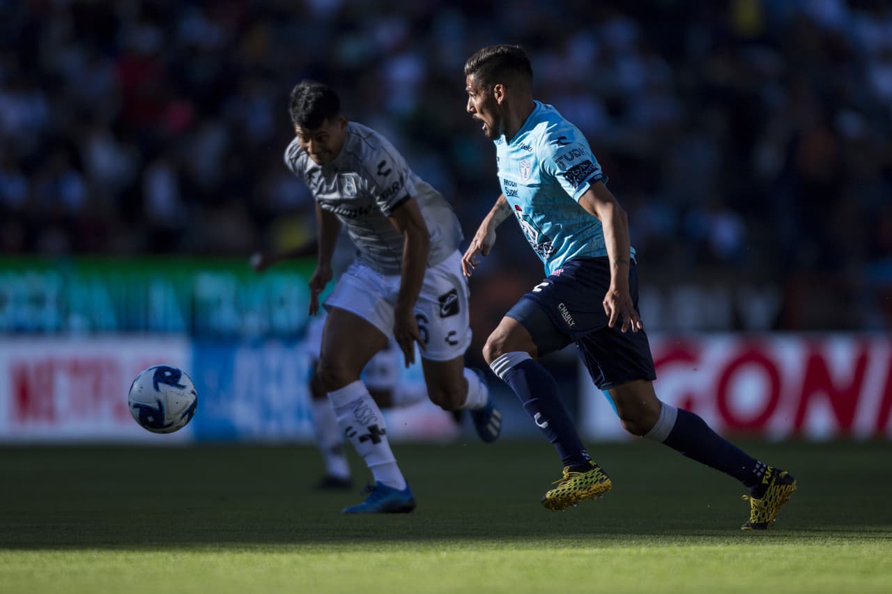 Franco jara recibe un pase filtrado de su compañero Luis Chavez.