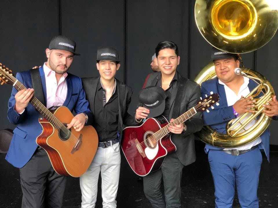 Los chicos de Alta Consigna, listos para ensayar y demostrar por qué son de las agrupaciones consentidas del sur de California.