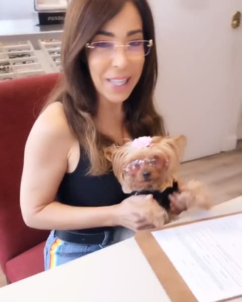 Hace unos días Gelena fue al oculista y Chanel usó sus pequeños lentes color rosa.