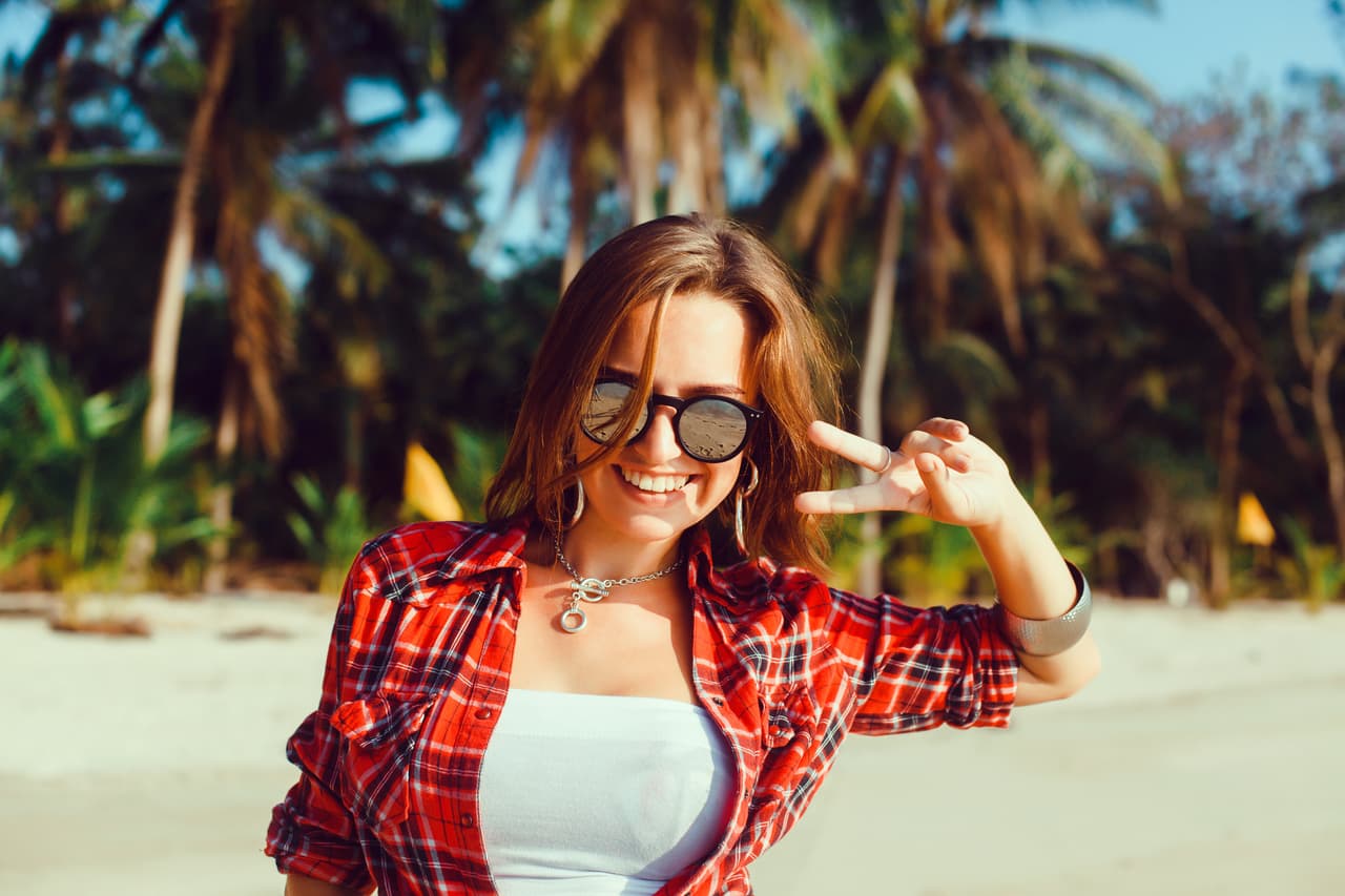 Como no sería nada práctico cada mes tener que escribir todos los horarios del mundo a la hora de terminar o empezar un signo se eligió el día cúspide, o sea, el que en mayor parte del mundo empieza el signo, pero no te preocupes tu signo natal no cambia para ti. Si cuando naciste estaba rigiendo Piscis aunque este año comience antes de tu hora de nacimiento sigues siendo Piscis pues te riges por tu fecha natal.