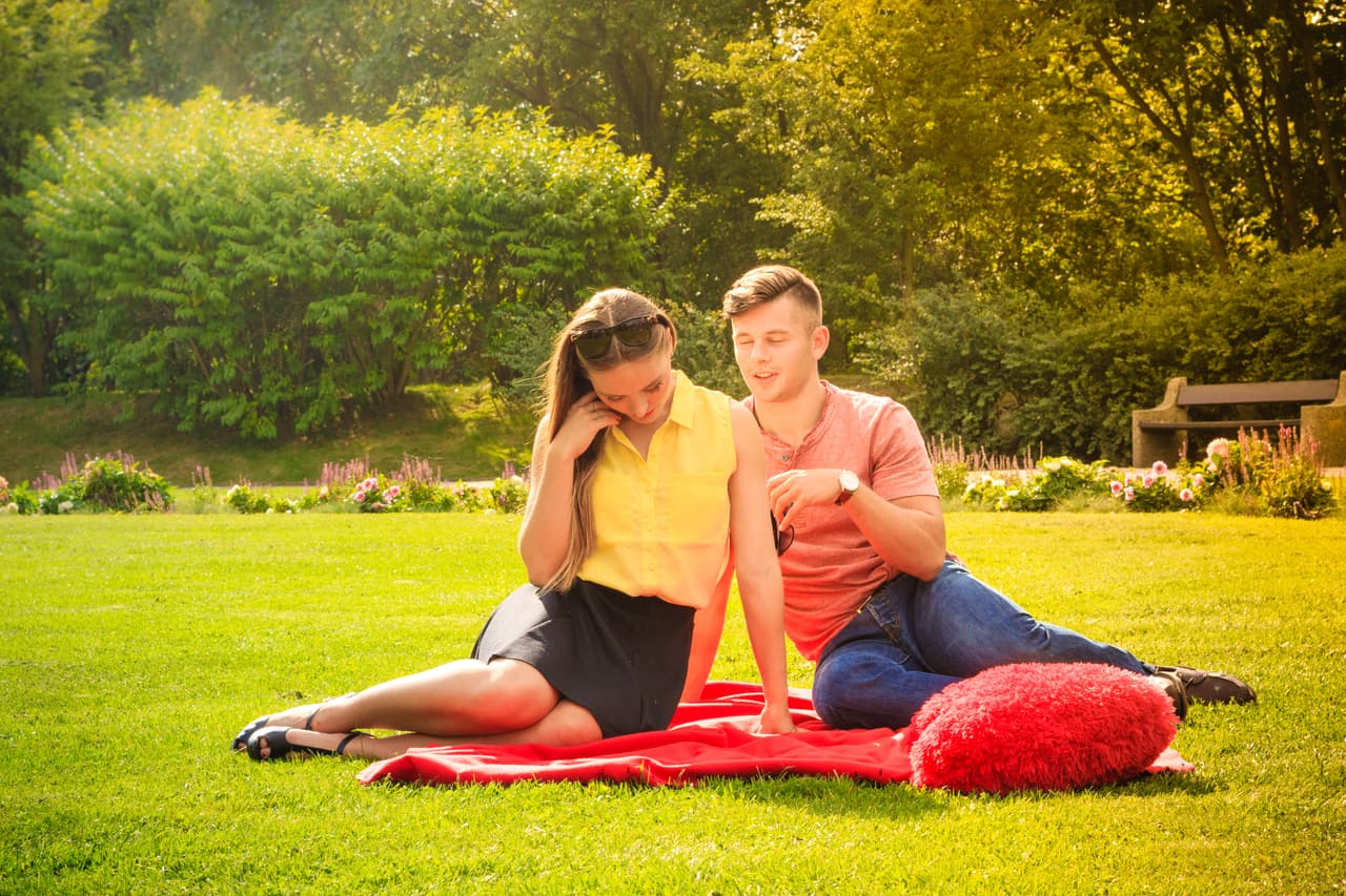 Si ocurrió una infidelidad y ya ambos dejaron atrás el incidente no hay que estarlo trayendo a colación a cada instante de sus vidas. Algunas actividades que se presenten quizás no sean totalmente de tu agrado, pero las enfrentarás con tu mejor disposición y lograrás realizarlas exitosamente.