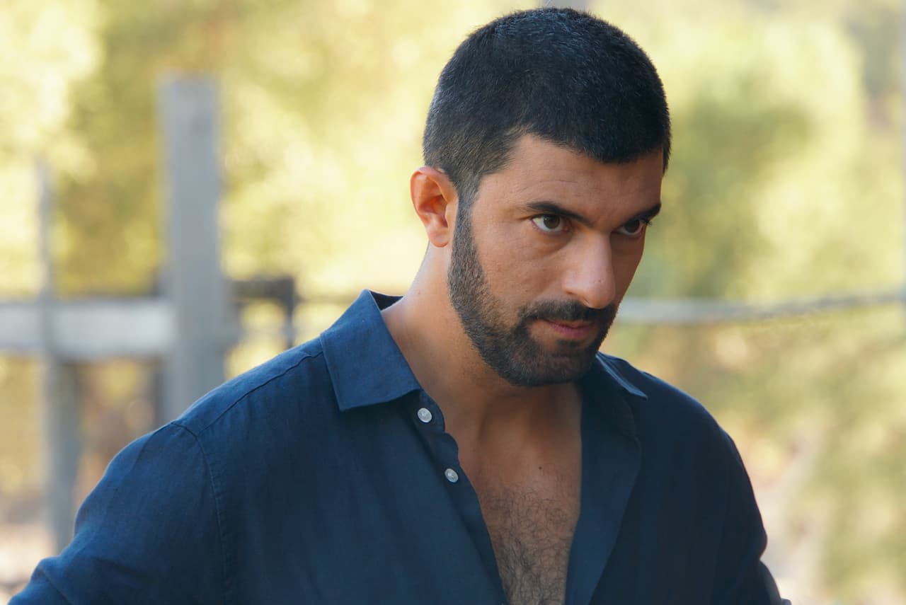 El actor descubrió su gusto por la actuación al participar en una obra de teatro durante su paso por la universidad.