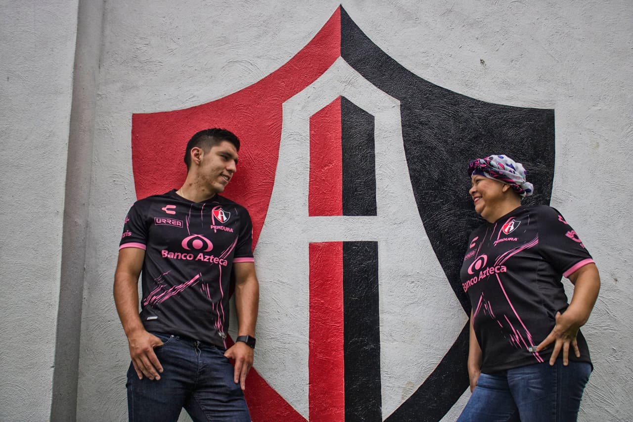 Atlas y Santos presente unos hermosos jerseys de edición especial para apoyar a la lucha frente al Cáncer de Mama en México.
