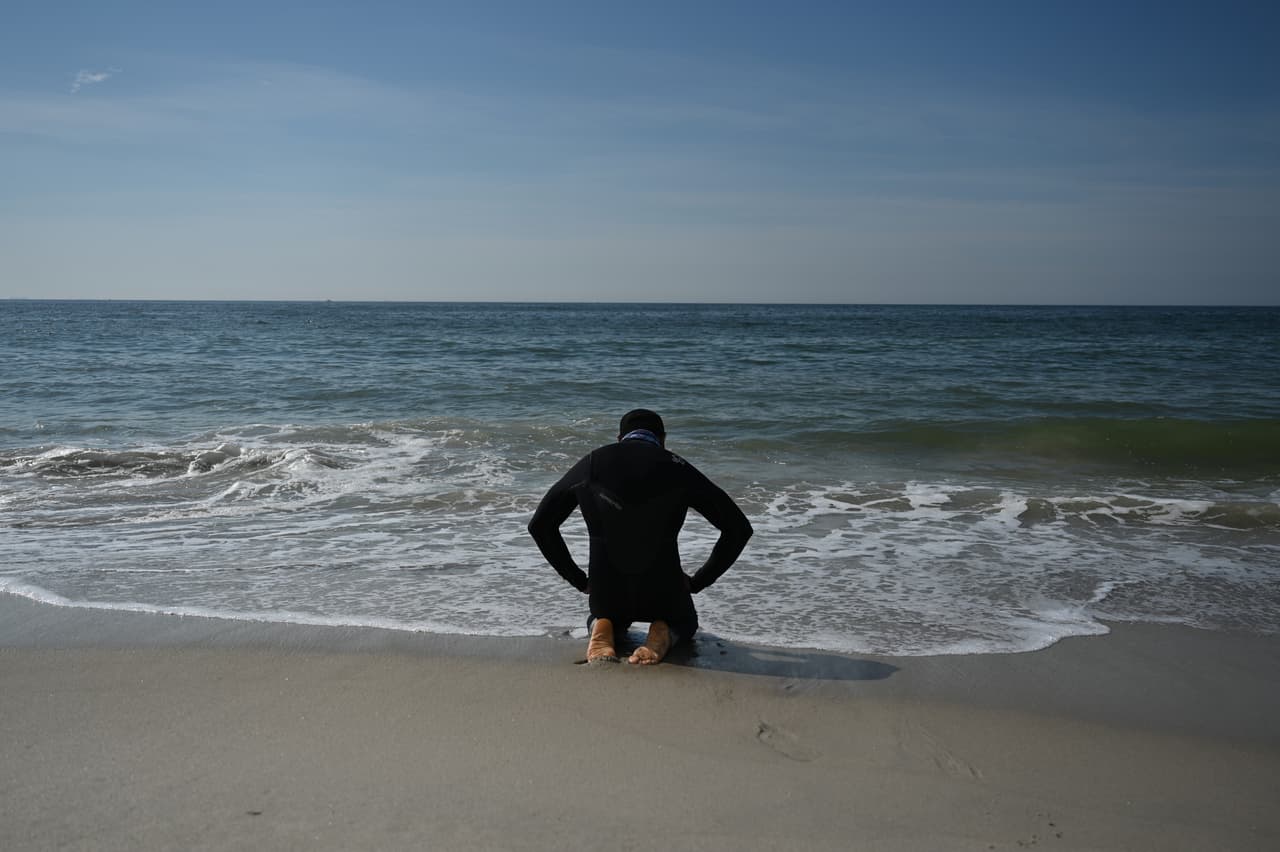 Los surfistas se reunieron en una playa del barrio de Queens, Nueva York, el 20 de junio. La actividad fue organizada por Black Surfing Rockaway para protestar contra la injusticia policial y el racismo.