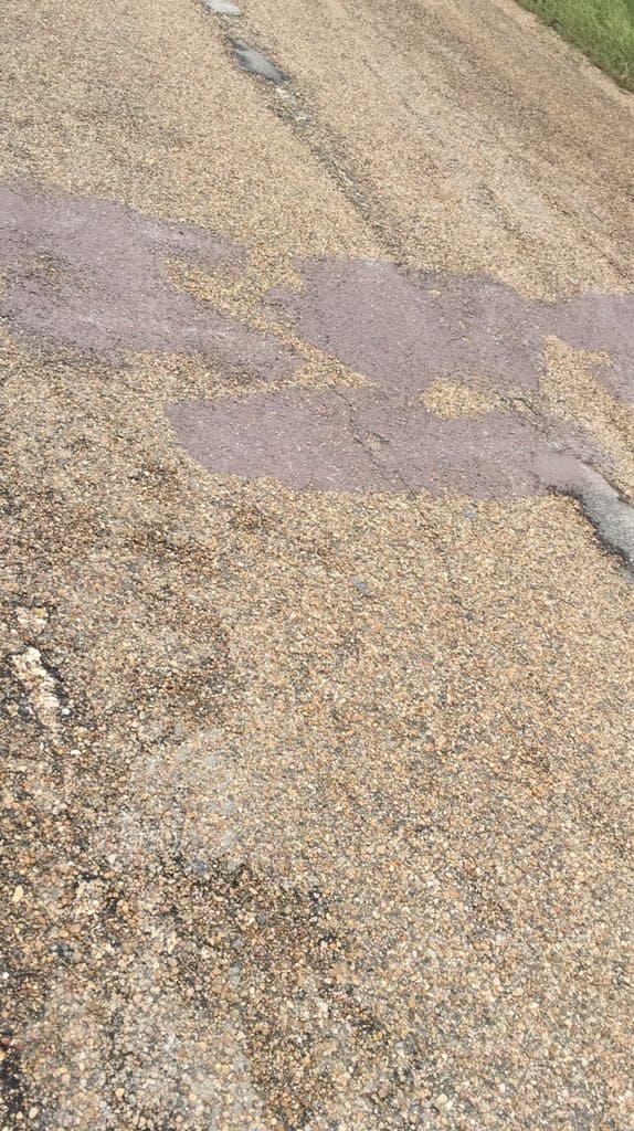 Oficiales de la oficina del sheriff pintaron sobre los mensajes y aseguran estar investigando lo ocurrido.