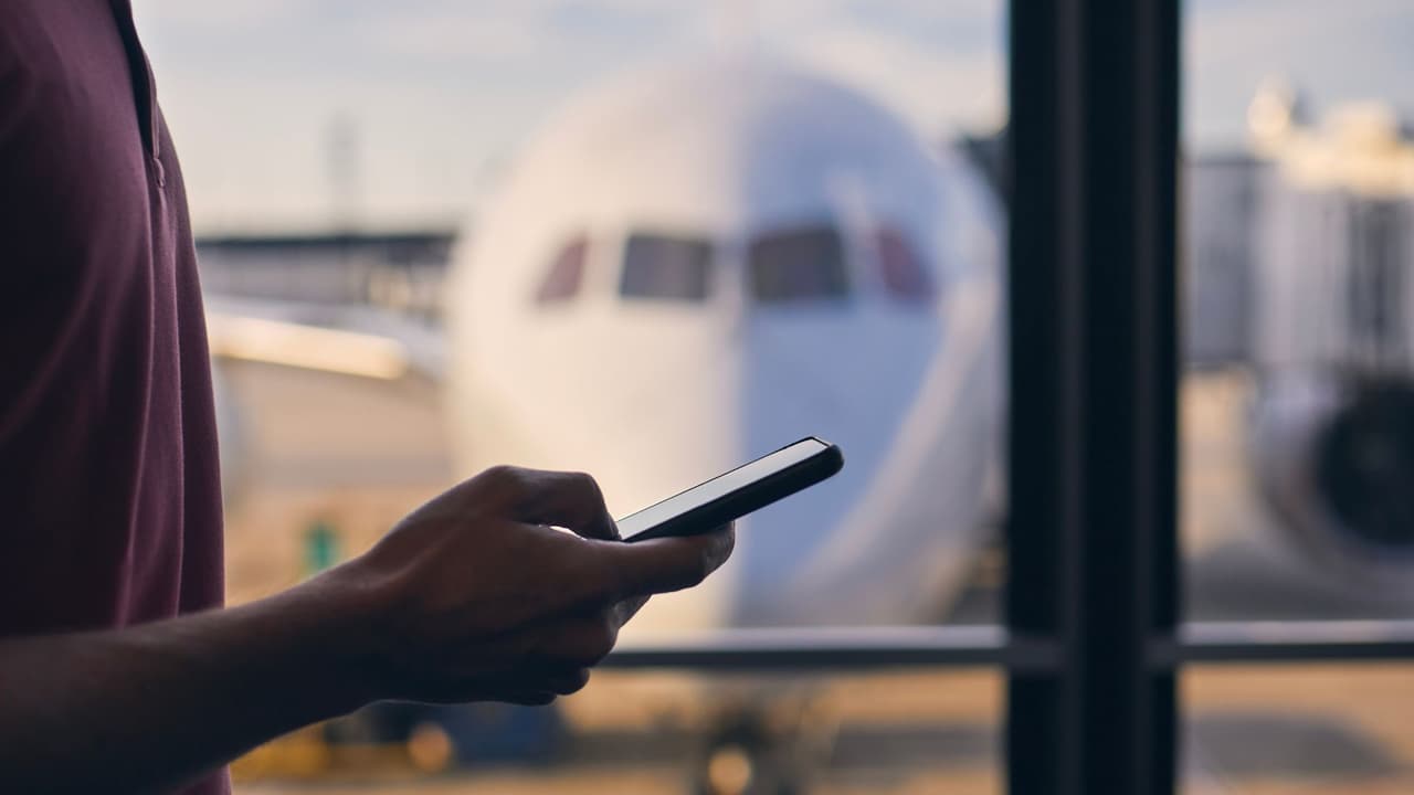 <h3 class="cms-H3-H3">La herramienta que suma</h3> Descargue 
<a href="https://www.tsa.gov/mobile" target="_blank">la app oficial MyTSA en su teléfono.</a>
<br>✈️ 
<b>Qué hace: </b>Le muestra qué tan ocupado puede estar un aeropuerto según el día y la hora. 
<br>✈️ 
<b>Cómo usarla: </b>
<br>Abra la app Busque “DFW” o “DAL” 
<br>Revise el nivel de ocupación estimado
<br>👉🏻 Esto
<b> no reemplaza los tiempos en vivo,</b> pero ayuda a decidir a qué hora salir de casa.