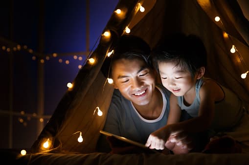 <b>Camping en casa.</b> Una buena idea para divertirse en familia sin salir de casa, la obtienes al despejar los muebles de una habitación y colocar en el suelo sleeping bags o frazadas, aunque si tienes una pequeña carpa, mejor. Ármate de linternas, bocadillos, lean un buen libro en familia, jueguen a las adivinanzas...