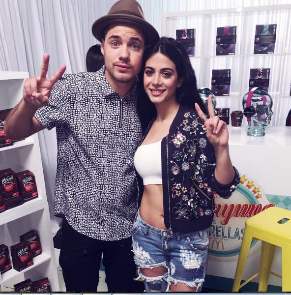 William Valdes : "Con mi @emeraudetoubia ya estamos ensayando para una gran noche de @premiosjuventud". (Julio 14, 2016)