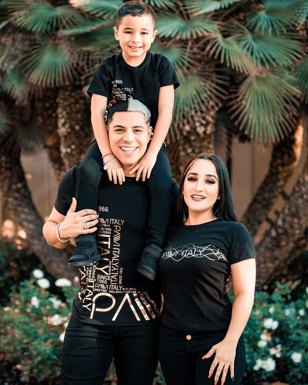 Cabe mencionar que el cantante cuenta con sus propia línea de ropa. Este 2022, anunció una segunda colaboración de By Eduin Caz con la marca Pavi Italy. Según informó en el sitio de venta, está colección cuenta con prendas para toda la familia y la de él ya posó con algunas de las playeras.