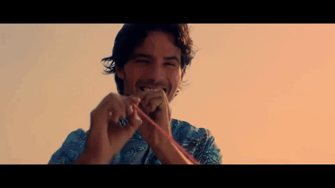 Después de seguir todo el video a la chica con el estambre en el dedo, llega la propuesta de matrimonio - ¡de un edificio a otro!