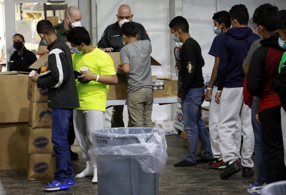 Niños recogiendo su comida en Donna. Funcionarios de Biden dijeron en una llamada con medios a mediados de marzo que el Departamento de Salud y Servicios Humanos estaba habilitando espacios en los que alojar a los menores no acompañados que están llegando en números crecientes a la frontera. Admitieron que eso podía tomar meses.