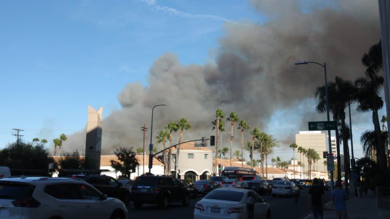 El incendio Sepulveda Basin estalló este jueves, colapsando vías las autopistas 405 y 101 y dejando varados a cientos de conductores.