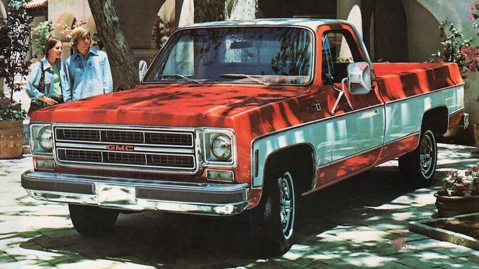 <h3 class="cms-h3-H3"><b>Tanques explosivos.</b></h3>
<br>
<br>La popular tercera generación de la pickup C/K de Chevrolet y GMC tenía un inusual diseño de tanque de combustible. El tanque había sido relocalizado de su ubiccaión usual debajo de la cabina de las pickups a los laterales en la parte de afuera del bastidorcon la mitad del tanque debajo de la cabina y la otra mitad debajo de la caja de carga. este diseño obedecía al deseo de General Motors de ofrecer un tanque de 40 litros instalando como opción dos tanques paralelos en la localización descrita, algo que había sido imporsible en la localización regular. 
<br>
<br>Este arreglo hacías los tanques
<b> suceptibles a rupturas e incendios</b>, no muy distintos a los del Ford Pinto. La NTHSA declaró a las pickups C/K inseguras en 1994 y ese mismo año GM tuvo que pagar una multa de 51 millones de dólares para ser invertidos en programas de seguridad vial y GM ofreció a sus dueños cupones de 1,000 dólares para el reemplazo de sus camiones. Según 
<b><a href="https://www.motherjones.com/environment/2010/04/gm-ck-exploding-pickup/" target="_blank">Mother Jones</a></b>, el gobierno atribuye 
<b>97 muertes </b>a este defecto.