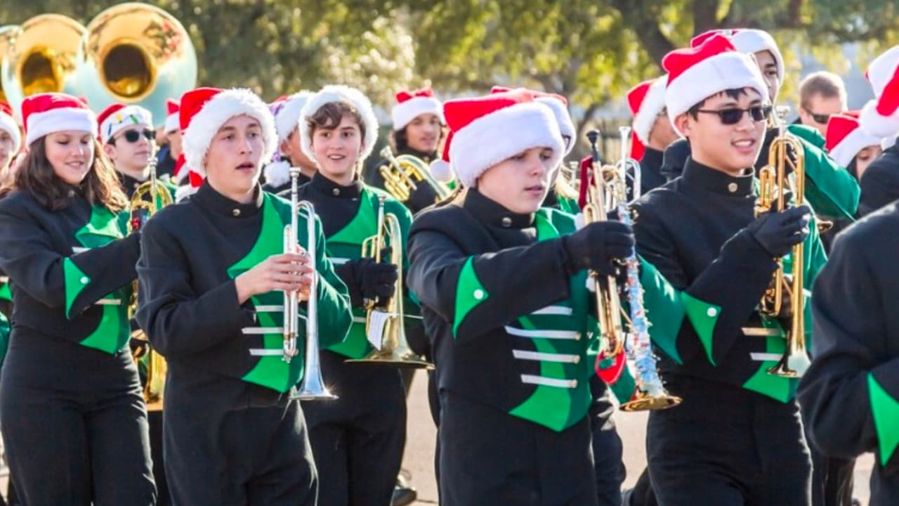 <b>El desfile navideño de Plano 2023 regresa el sábado 2 de diciembre</b>. Ven a saludar a Santa, ver carrozas y disfrutar de actuaciones de bandas, grupos de animadoras y clubes escolares. 
<b>El festival navideño comienza a las 4:00 p.m</b>. 
<a href="https://maps.app.goo.gl/heWZTUr3oFoauRte8" target="_blank">en el centro de Plano</a>, así que quédate para hacer algunas compras antes del festival.