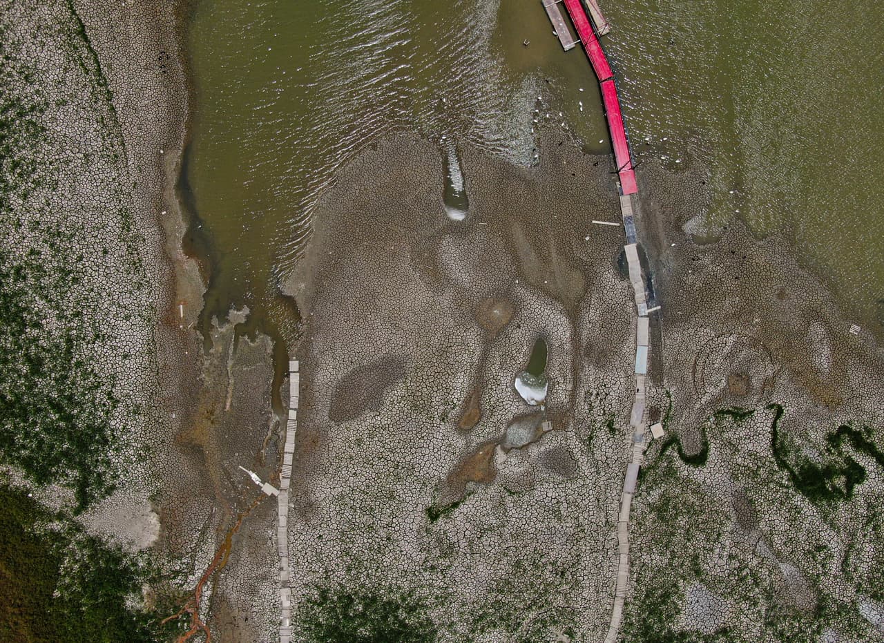 La sequía en la presa de La Boca (en la imagen) no es el único problema que enfrentan los habitantes de Monterrey. Otra de las reservas que alimenta a la ciudad, Cerro Prieto, se encuentra a menos del 1% de su capacidad, mientras que una tercera, El Cuchillo, está a un 46%. 
<br>