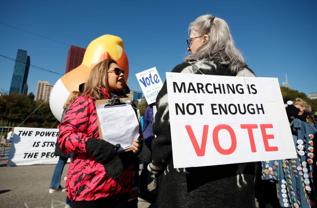 El mensajes de esta mujer: 
<b>"Marchar no es suficiente: VOTA". </b>La marcha a los puestos de votación que tuvo lugar este sábado se llevó a cabo después de un mitin en el Grant Park, organizado por el grupo ‘Women March Chicago’.